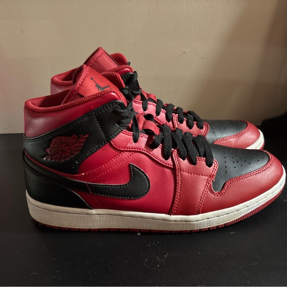 Jordan 1 Reverse Bred Men’s Size 9 - Picture 3 of 3